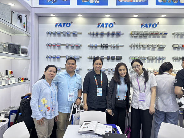 1745223152343417.jpg 合影1(網(wǎng)).jpg