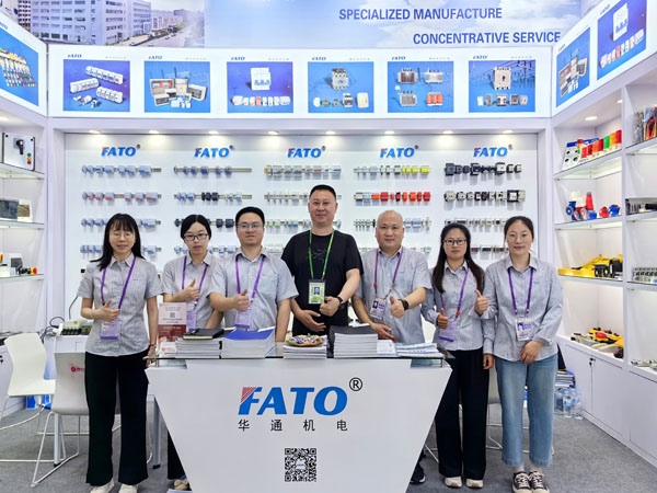 1745223181475877.jpg 合影2(網(wǎng)).jpg